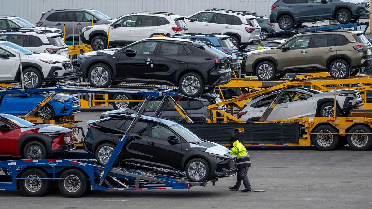 Brutális vámot jelentett be Trump az USA-ba irányuló autóimportra