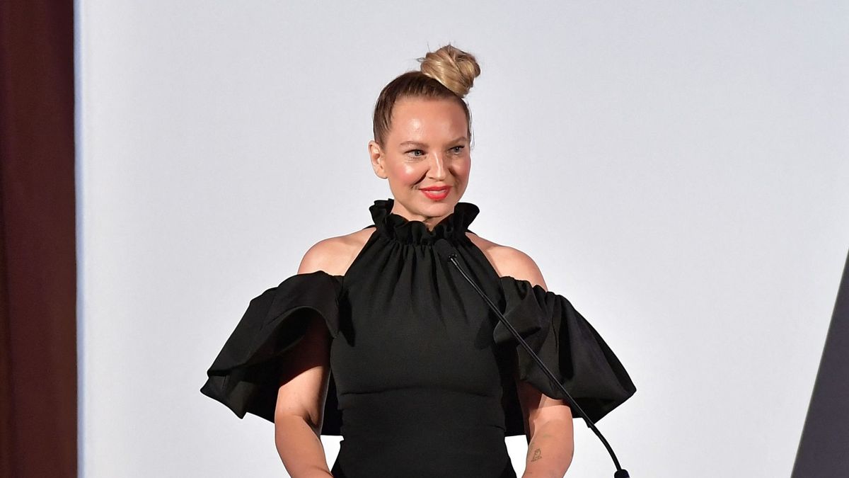 LOS ANGELES, CA - MARCH 17: Sia speaks onstage duing The Daily Front Row Fashion LA Awards 2019 on March 17, 2019 in Los Angeles, California.   Neilson Barnard/Getty Images for Daily Front Row/AFP (Photo by Neilson Barnard / GETTY IMAGES NORTH AMERICA / Getty Images via AFP)