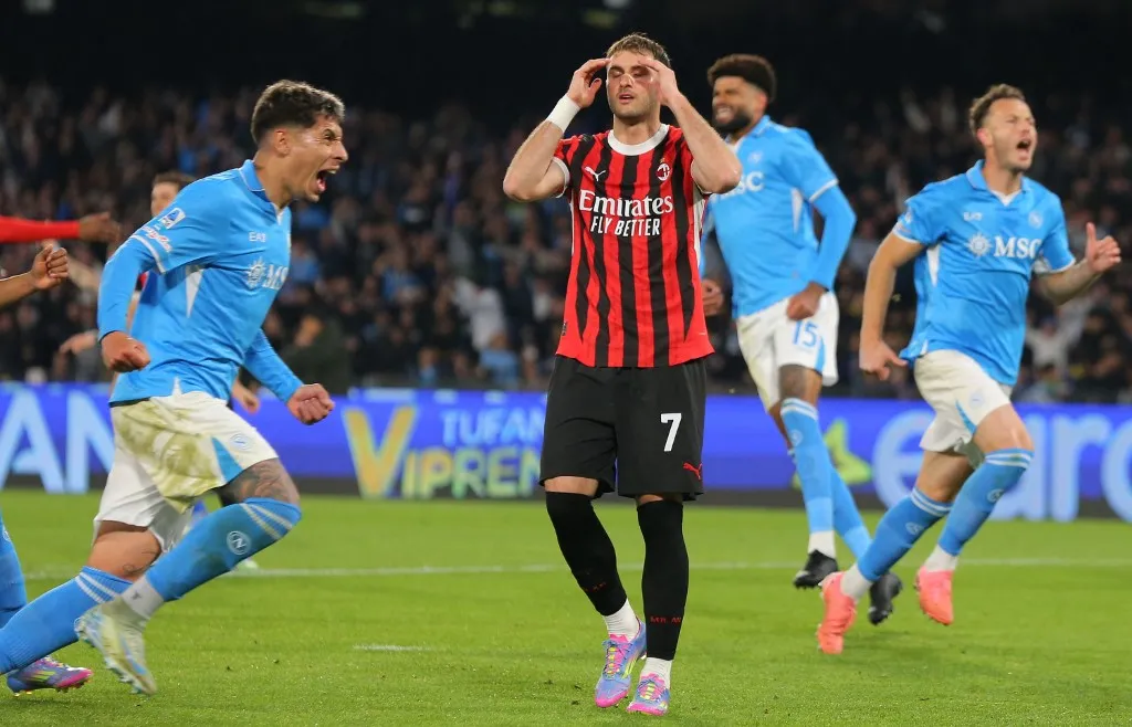 AC Milan's Mexican forward #07 Santiago Gimenez reacts after missing a penalty shot during the Italian Serie A football match between Napoli and AC Milan at the Stadio Diego Armando Maradona in Naples, on March 30, 2025. (Photo by CARLO HERMANN / AFP)