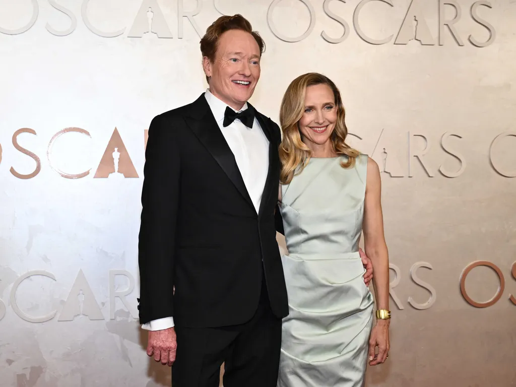 97. Oscar-gála, 97.Oscar-gála,  Oscar-gála,  Oscar-gála2025,  Oscar-díj, film, díjátadó,  US comedian and host Conan O'Brien (L) and wife Liza Powel O'Brien attend the 97th Annual Academy Awards at the Dolby Theatre in Hollywood, California on Mar