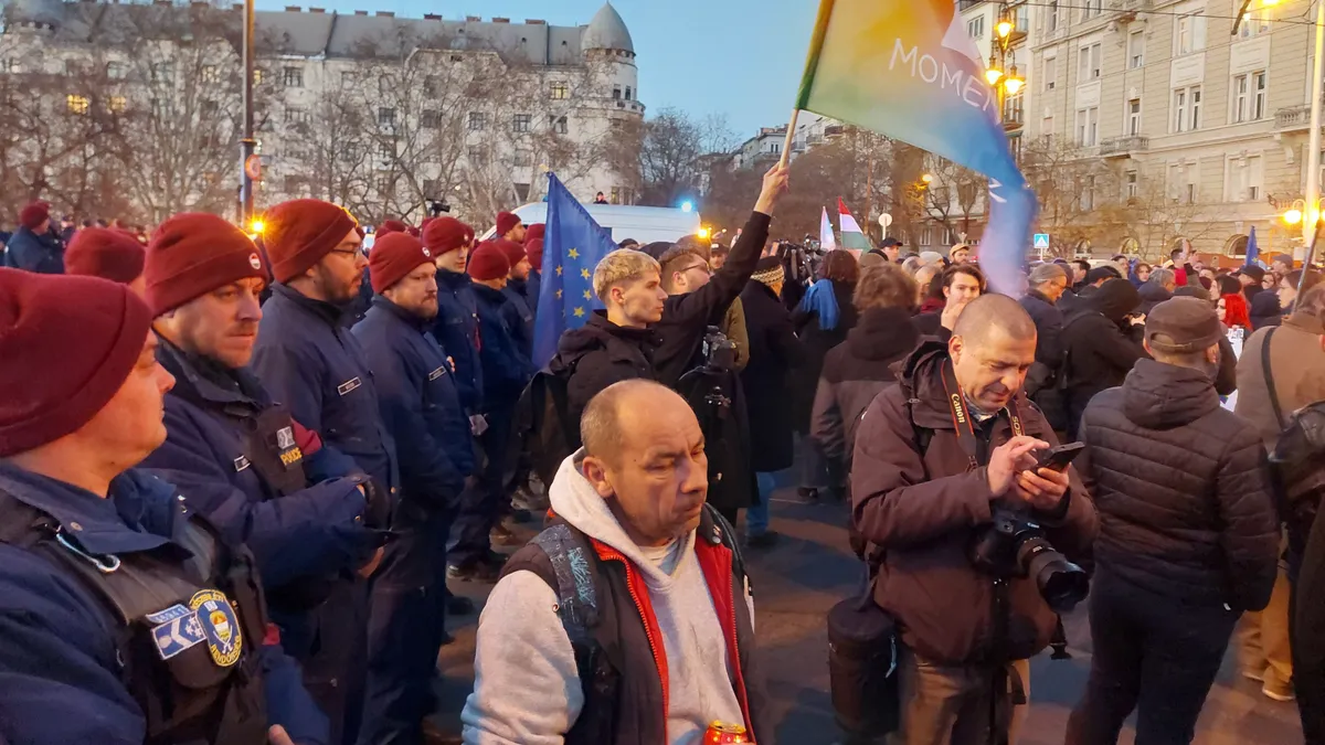 Hadházy és a momentumosok lezárták a Margit-hidat