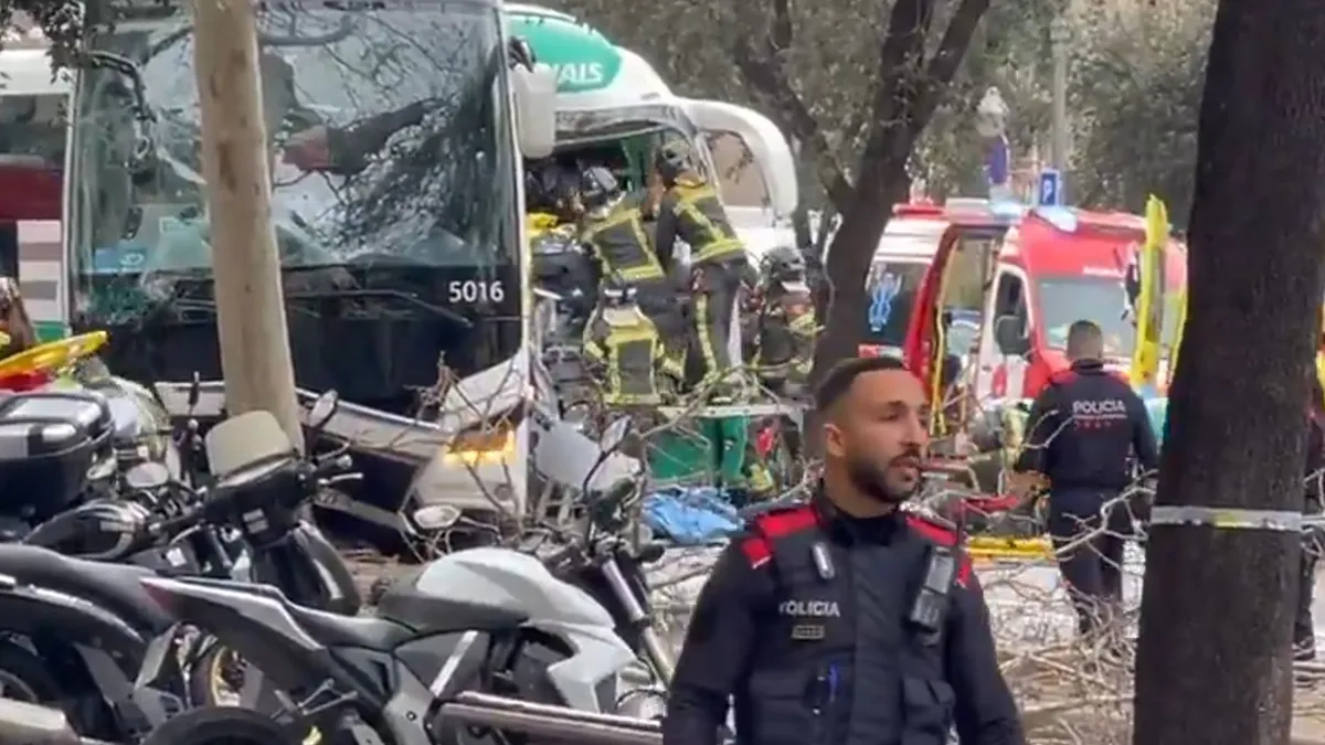 Súlyos buszbaleset Barcelonában: több tucat tinédzser megsérült – videó