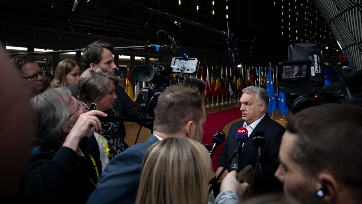Brüsszel, 2025. március 7.
A Miniszterelnöki Sajtóiroda által közreadott képen Orbán Viktor miniszterelnök újságíróknak nyilatkozik az Európai Unió rendkívüli csúcstalálkozója után Brüsszelben 2025. március 6-án éjjel.
MTI/Miniszterelnöki Sajtóiroda/Benko Vivien Cher