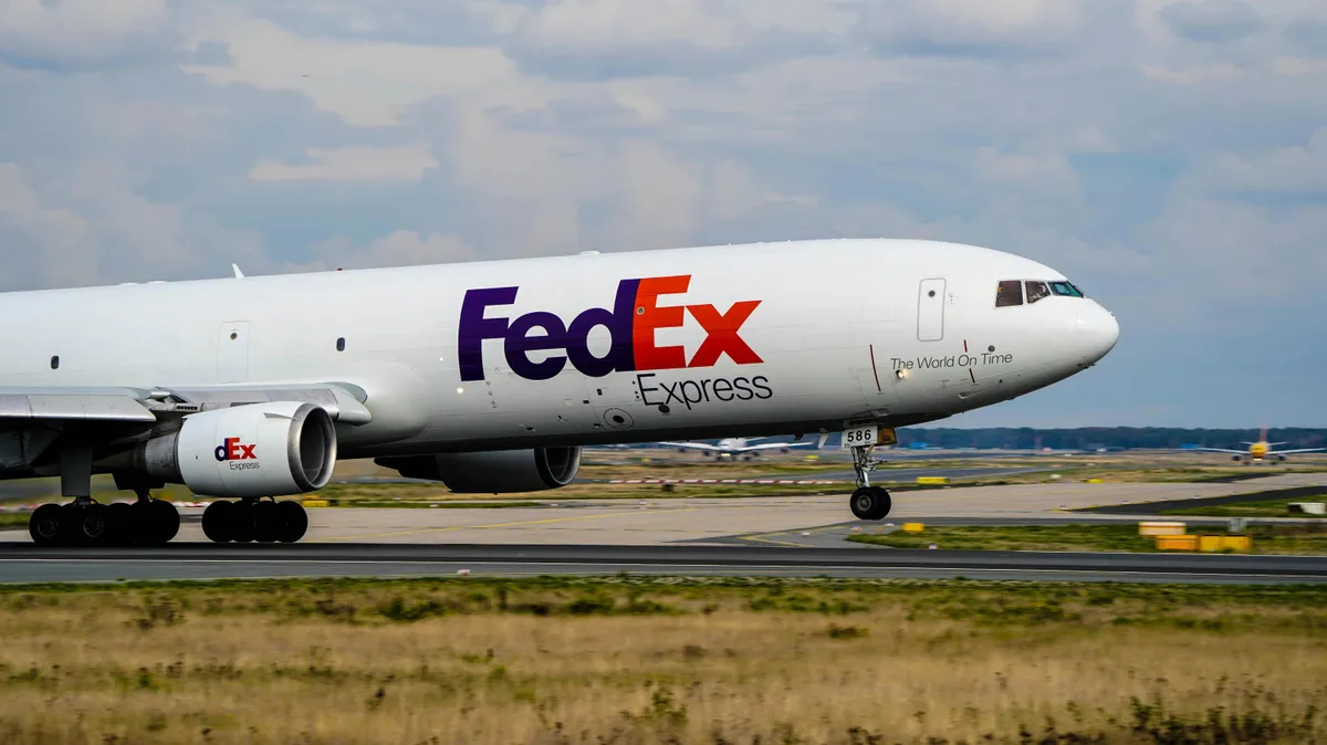 Lángra kapott egy FedEx repülőgép hajtóműve felszállás után