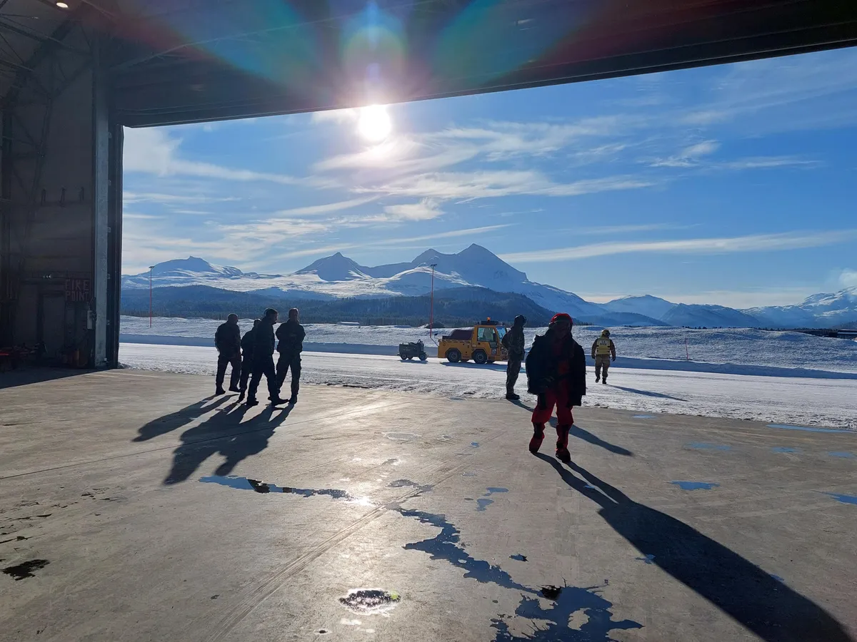 norvégiai Bardufoss, norvégiaiBardufoss, Military personnel in a hangar during Joint Viking training exercises with Norwegian and NATO forces near Bardufoss, Norway, on Tuesday, March 7, 2023. The Arctic is an increasingly important region for energy, trade and security, and one where Russia, the US, China and others are vying for greater control. Photographer: Danielle Bochove/Bloomberg via Getty Images