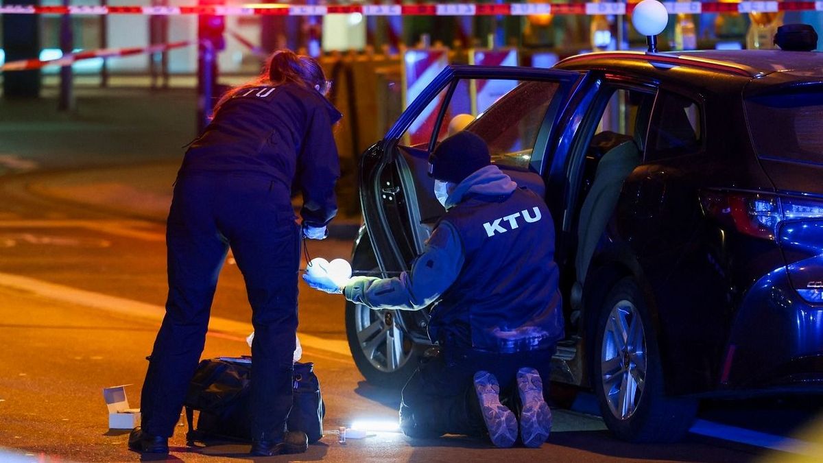 Rendőrök helyszínelnek az utcán a németországi Düsseldorfban, miután ismeretlenek lelőttek egy Uber taxiban ülő férfit a belvárosban, 2025. március 13-án. (Fotó: Christoph Reichwein/dpa/Picture-alliance/AFP)