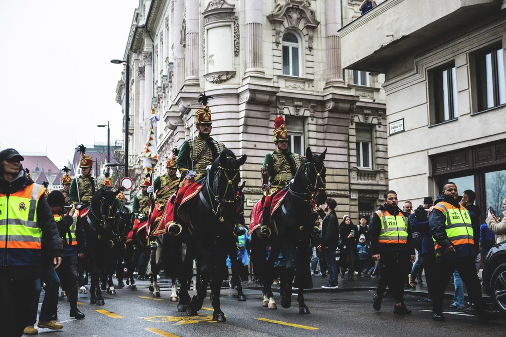 Zászlófelvonást követő huszármenet, Kossuth tér, Nemzeti Múzeum, díszünnepség, 2025.03.15.