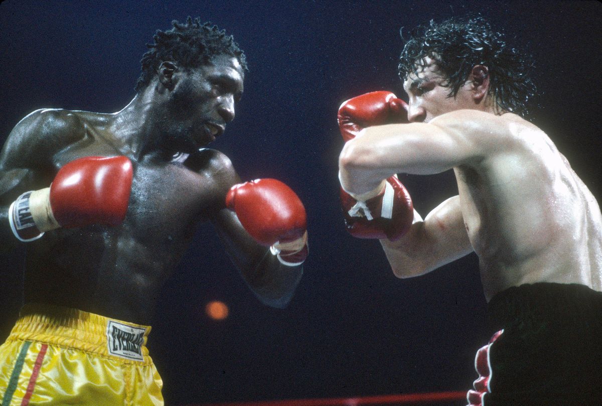 meghalt, BUFFALO, NY - JUNE 1: Ray Mancini and Livingstone Bramble fight for the WBA lightweight title on June 1, 1984 at the Memorial Auditorium in Buffalo, New York. Bramble won the fight with a 14th round TKO. (Photo by Focus on Sport/Getty Images)