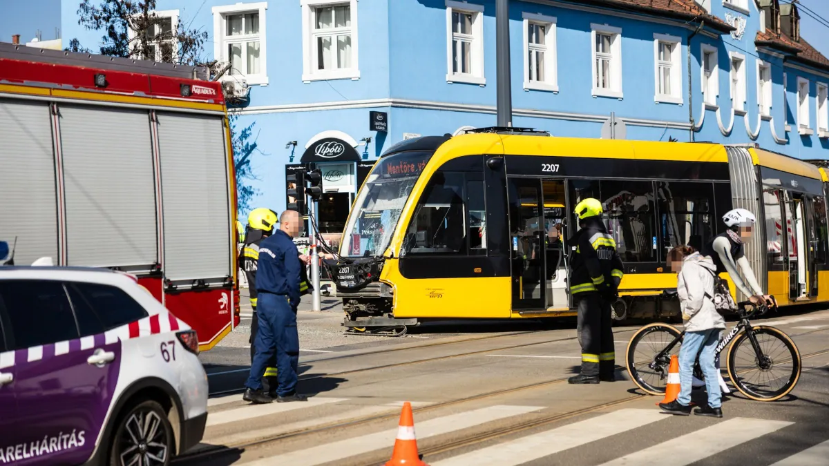 Így csapódott villamosba egy busz Óbudán - videó