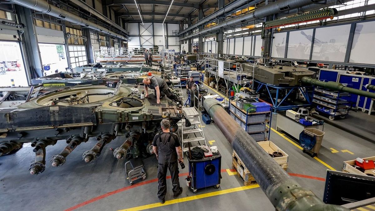 A német Rheinmetall hadiipari vállalat mérnökei összeszerelnek egy Leopard 2A4 harckocsit a cég észak-németországi Unterlüssben található gyárában, 2023. június 6-án. A Rheinmetall AG 2025-ös előrejelzései szerint az európai újrafegyverkezés példátlan növekedési potenciált rejt a vállalatcsoport számára. (Fotó: Axel Heimken/AFP)