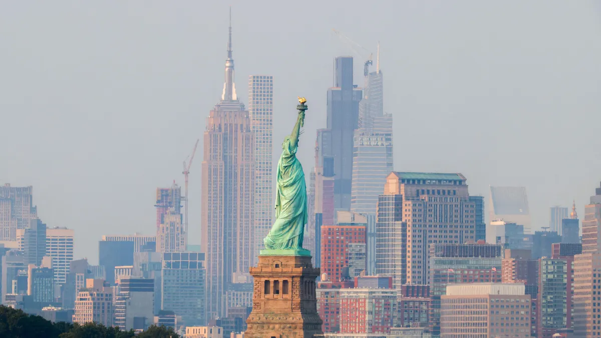 Egy francia politikus visszakövetelné a New York-i Szabadság-szobrot Amerikától