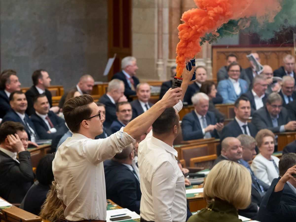 Budapest, 2025. március 18.
A Momentum képviselői színes füstgyertyákkal a kezükben, miután a képviselők 136 igen, 27 nem szavazattal fogadták el a gyülekezési jogról szóló törvénynek a gyermekek védelmével összefüggő módosítását, valamint az ehhez kapcsolódó jogszabályok megváltoztatását az Országgyűlés plenáris ülésén 2025. március 18-án.
MTI/Bodnár Boglárka