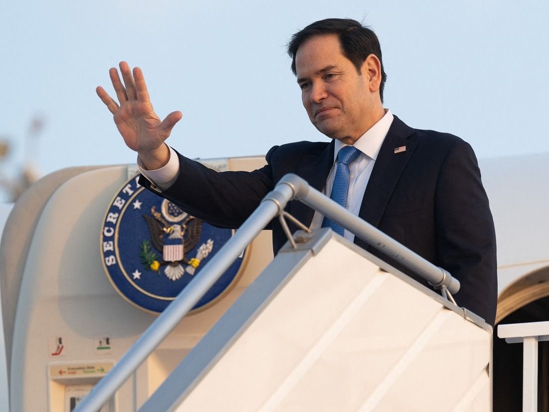Marco Rubio amerikai külügyminiszter felszáll egy katonai repülőgépre a szaúd-arábiai Dzsiddában lévő Abdul-Aziz király Nemzetközi Repülőtérről, 2025. március 12-én. (Fotó: Saul Loeb/Pool/AFP)
