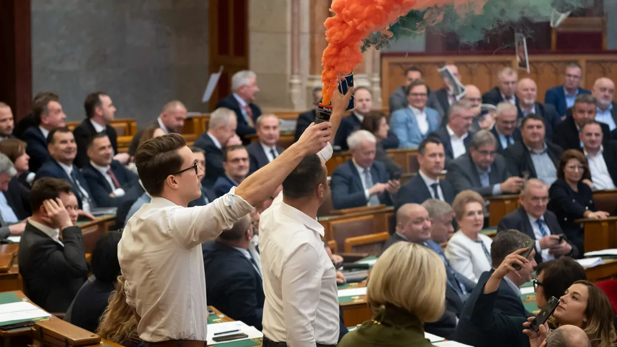 Élőben jelentkezett a mérgező füstös támadás után a képviselő - videó