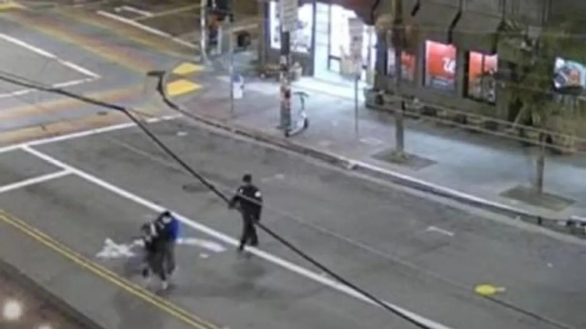 Sokkoló videón, ahogy egy alkalmazott szemen szúrja a bolti tolvajt