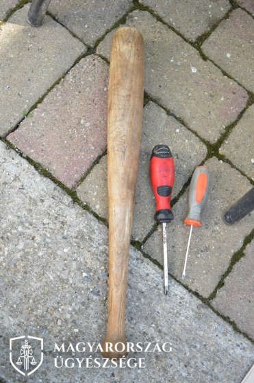 Csavarhúzóval és baseball ütővel akart rátámadni volt barátnője főnökére egy barcsi férfi