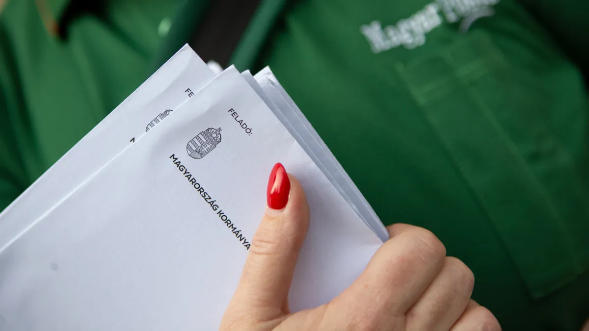Budapest, 2024. október 28.
A nemzeti konzultáció kérdőíveit kézbesíti egy postás egy budapesti társasházban 2024. október 28-án. A Magyarország meg tudja csinálni címet viselő konzultáción a kormány tizenegy kérdésben kéri ki az emberek véleményét.
MTI/Kocsis Zoltán
