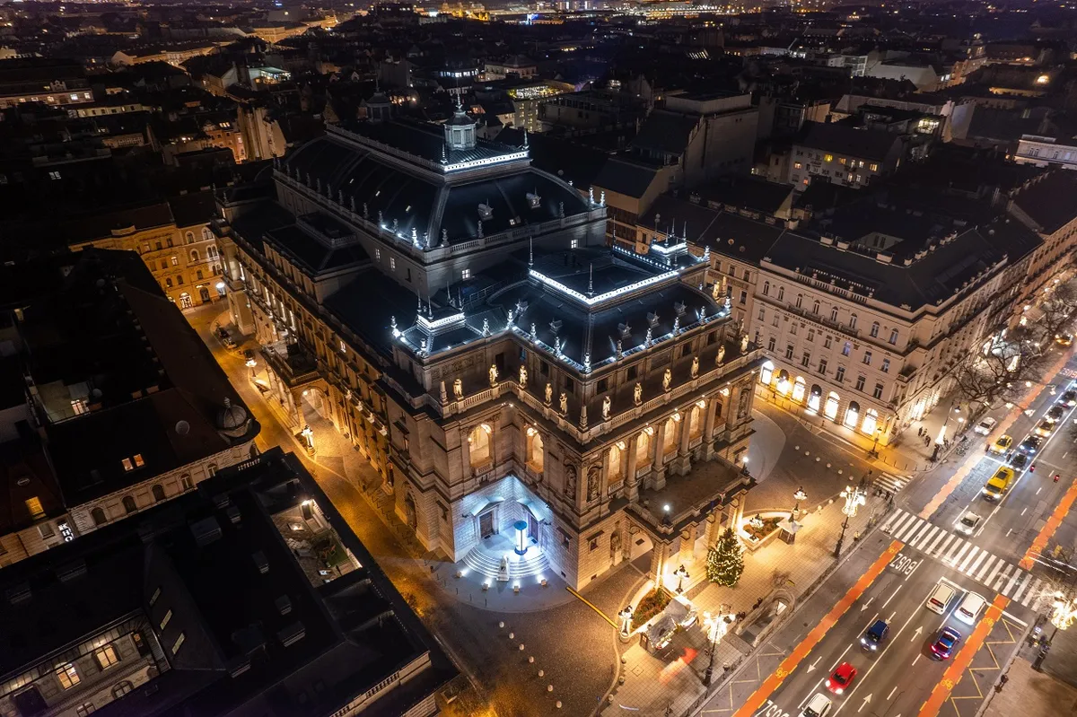 A Magyar Állami Operaház épülete drónról fotózva Budapesten, 2023. december 18-án. (Fotó: MTI/Máthé Zoltán)