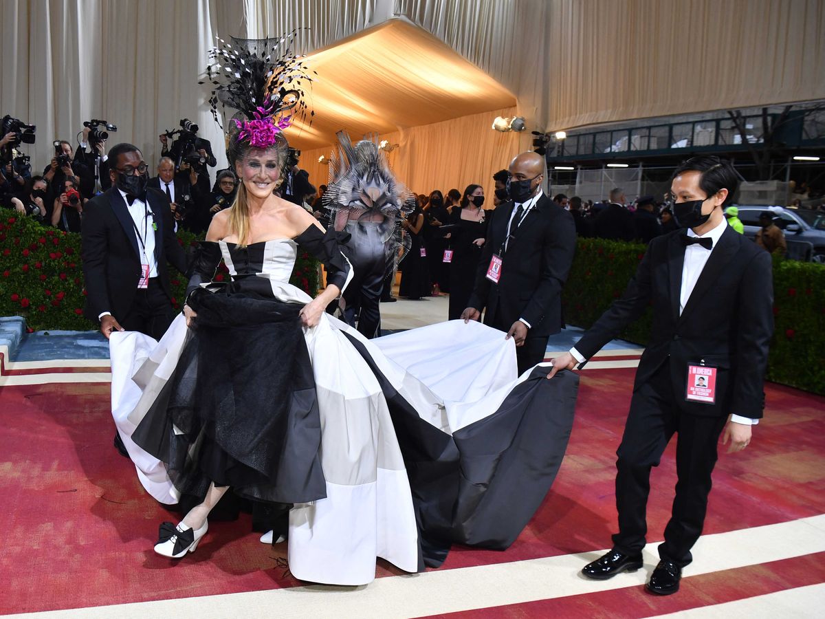 Sarah Jessica Parker , SarahJessicaParker, Actress Sarah Jessica Parker arrives for the 2022 Met Gala at the Metropolitan Museum of Art on May 2, 2022, in New York. The Gala raises money for the Metropolitan Museum of Art's Costume Institute. The Gala's 2022 theme is "In America: An Anthology of Fashion". (Photo by ANGELA  WEISS / AFP)
