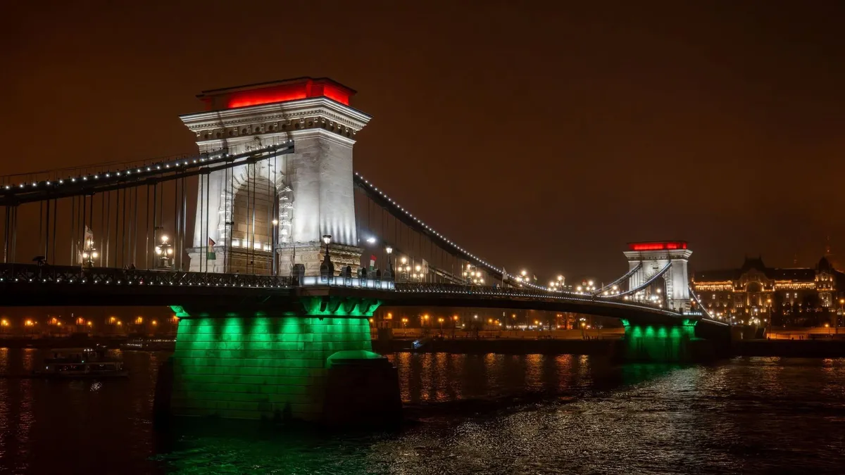 Lélegzetelállító képeken a nemzeti színekben pompázó Lánchíd