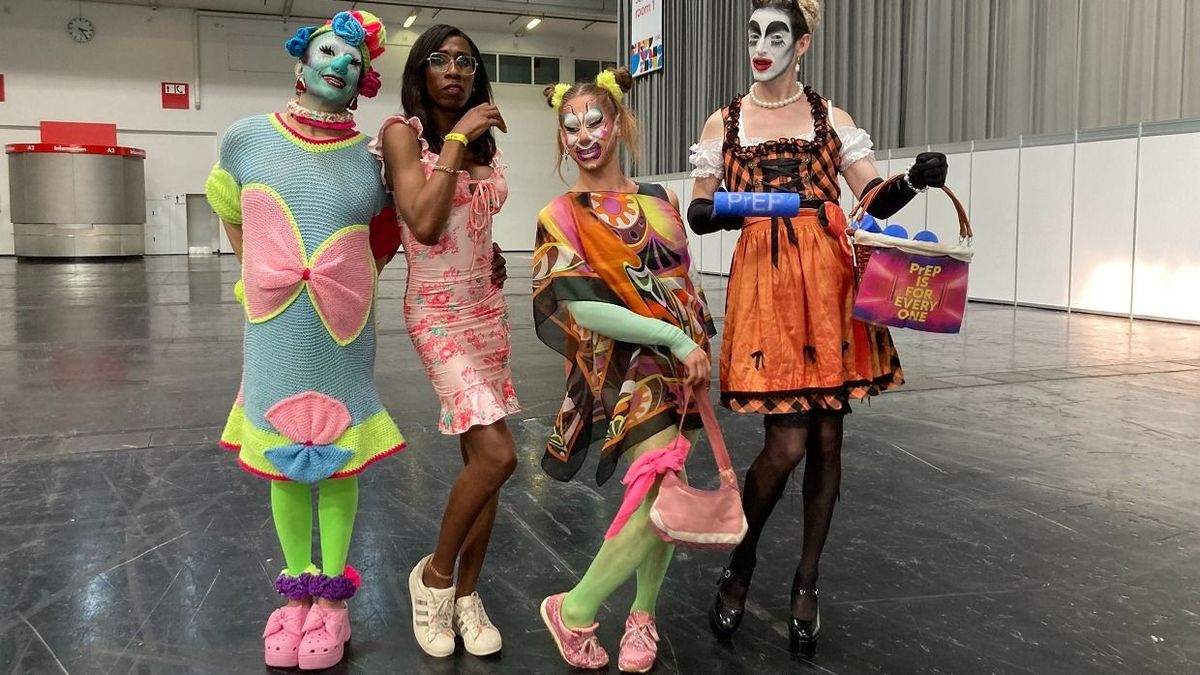 A müncheni AIDS-világkonferencia alkalmából létrehozott Globális Faluban a TheHouseofHopelezz nevű drag queen-csoport testedzésre hívja az embereket Münchenben, 2024. július 21-én. (Fotó: Sabine Dobel/DPA/Picture-alliance/AFP)