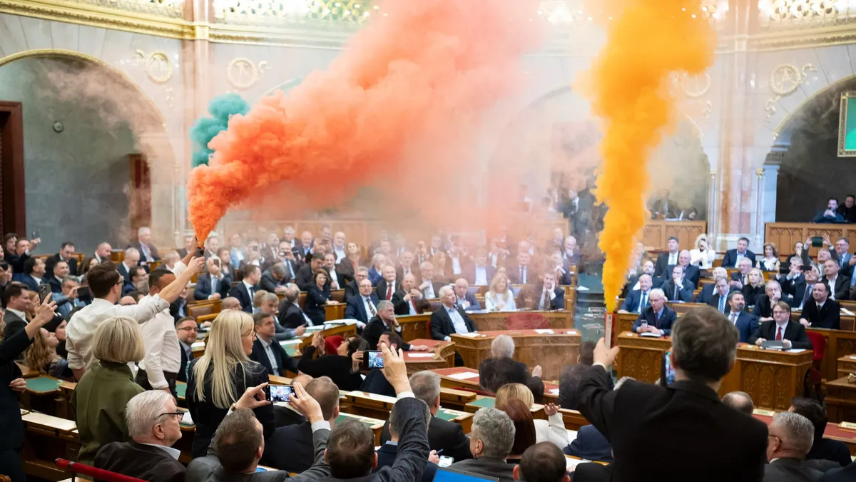 „Félelmetes volt, ahogy az ülésterem megtelt a mérgező füsttel” – a COVID-túlélő fideszes képviselő drámai vallomása