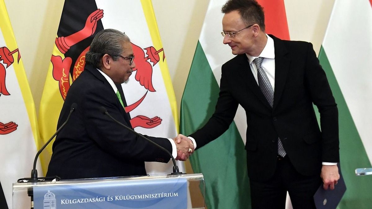 Szijjártó Péter külgazdasági és külügyminiszter (j) és Dato Erywan Pehin Yusof, Brunei külügyminisztere a tárgyalásuk után Budapesten, 2025. március 25-én. (Fotó: MTI/Soós Lajos)