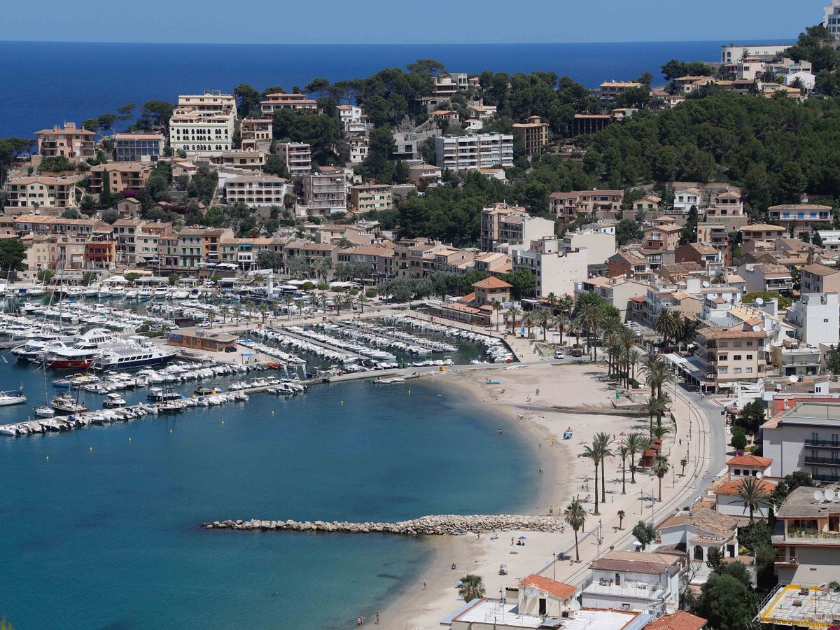 PuertoSollerbeachMallorca, 13 June 2020, Spain, Soller: View of the village and the beach of Port de Soller, a municipality with many German inhabitants or owners of second homes in Mallorca. The Balearic Islands, which are heavily dependent on tourism, are allowed to receive up to 10 900 tourists from Germany from 15.06.2020 and until the end of June. The pilot project is intended to rehearse the emergency for the summer holiday in Corona times. Photo: Clara Margais/dpa (Photo by Clara Margais / DPA / dpa Picture-Alliance via AFP)