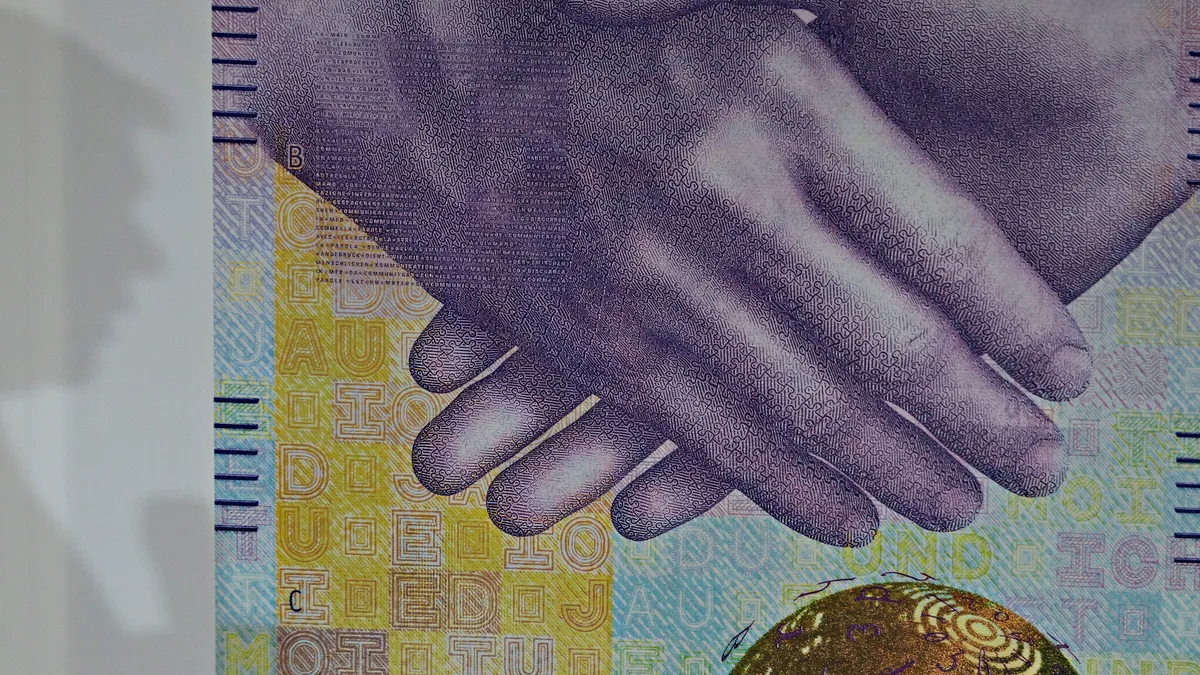 Ebben a dúsgazdag európai országban megválnának a készpénztől – de van egy kis bökkenő