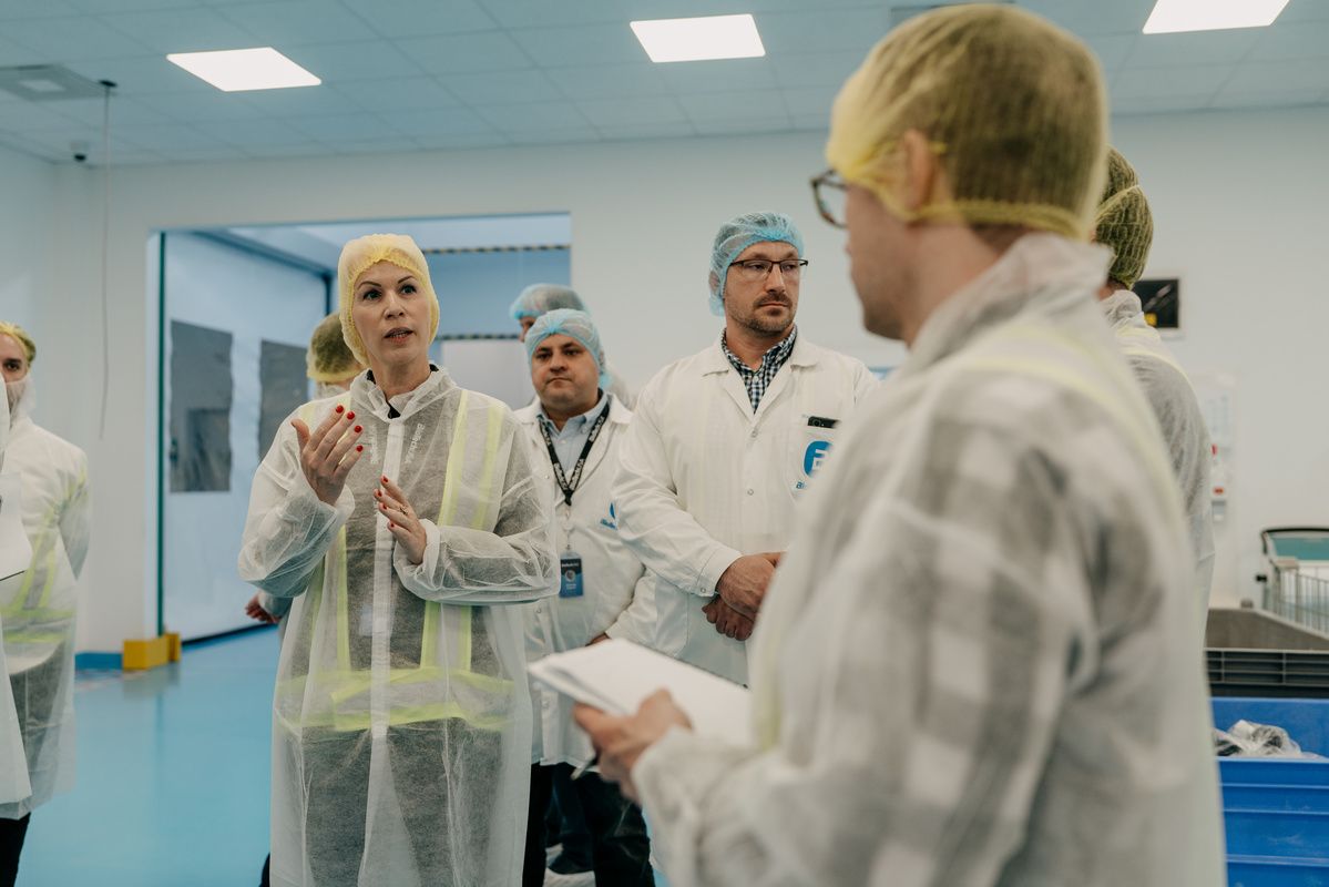 Markovics Diána, a BioTechUSA-cégcsoport ellátási területekért felelős ügyvezető igazgatója az üzembejáráson beszélt a szigorú gyártási protokollokról, BioTechUSA