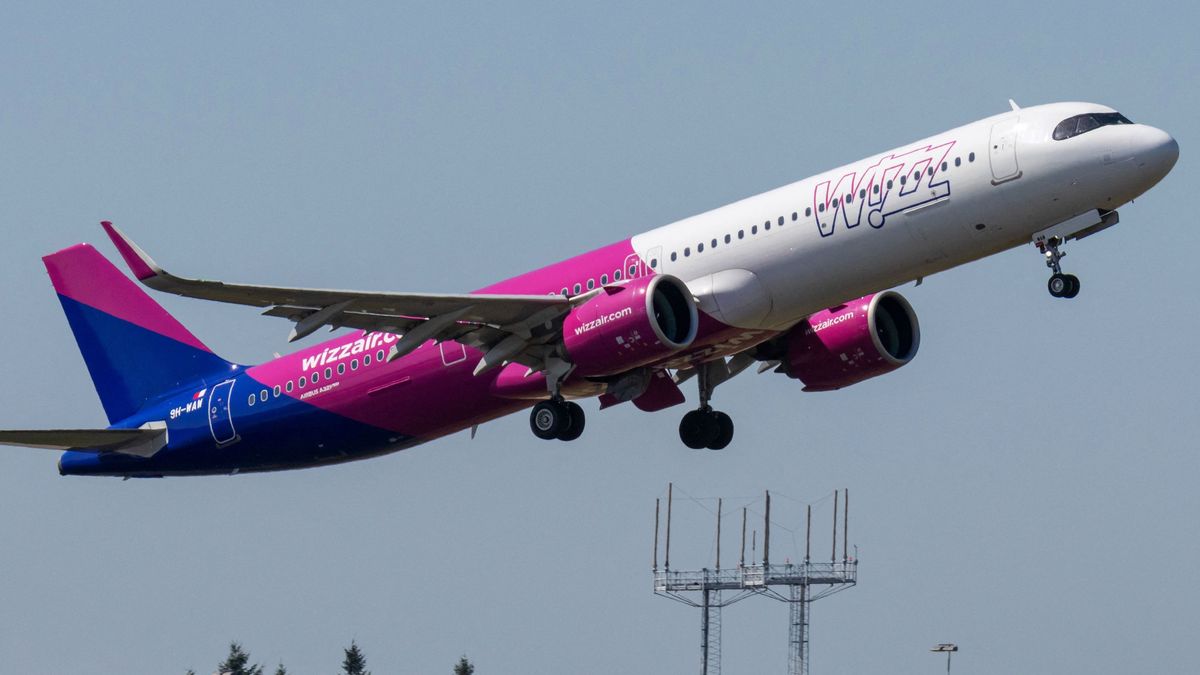 WizzAir Airbus A321neo Departing From Eindhoven Airport