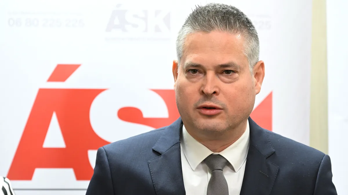 Budapest, 2024. december 18.
Sára Botond, Budapest Főváros Kormányhivatalának főispánja az áldozatsegítő központok két ünnep közötti nyitva tartásáról tartott sajtótájékoztatón az Újbudai Áldozatsegítő Központban 2024. december 18-án. A tájékoztatón bejelentették, hogy az áldozatsegítő központok a két ünnep között is nyitva tartanak.
MTI/Lakatos Péter
