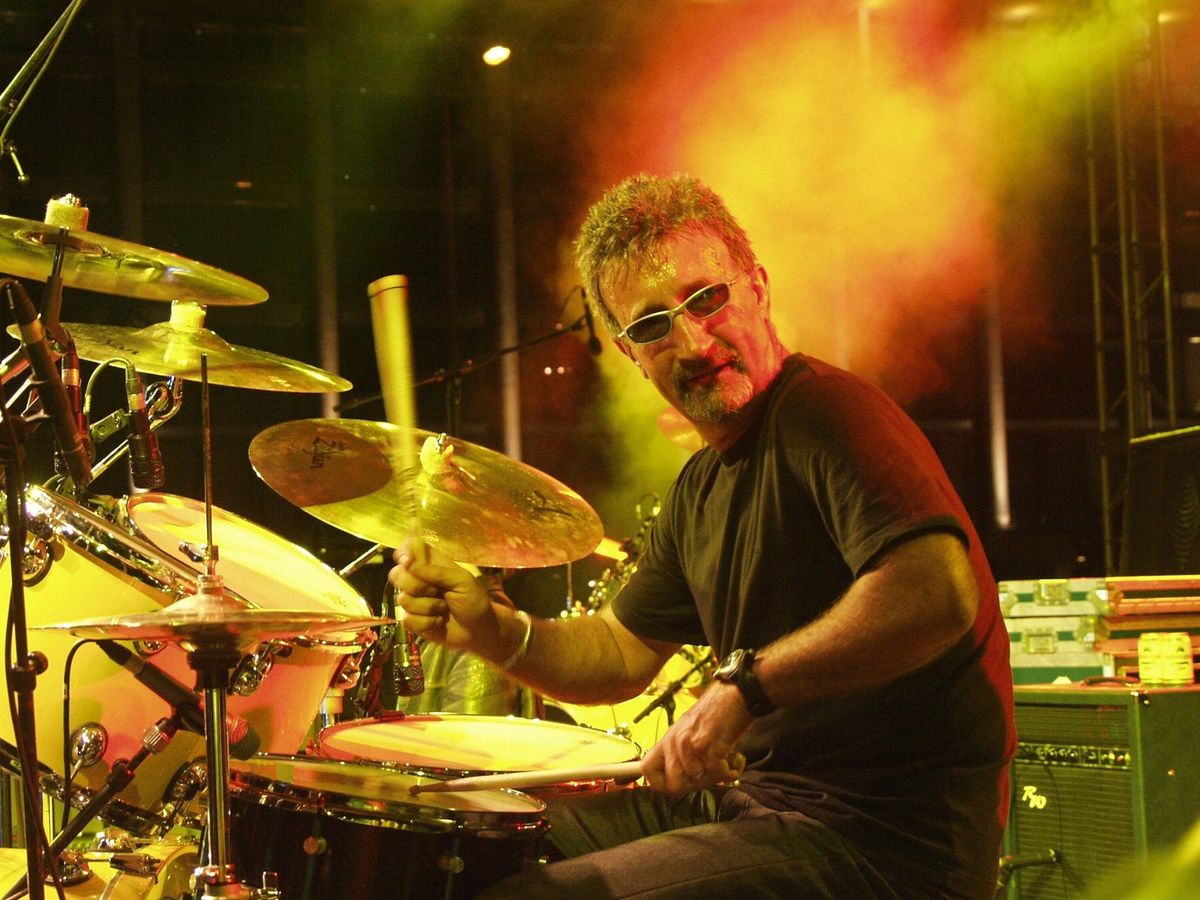 Eddie Jordan, a Jordan Grand Prix csapatfőnöke és az "EJ and the V10s" rockzenekar vezetője dobol a budapesti Hősök terén tartott ingyenes koncerten, 2003. augusztus 23-án (Fotó: Ostermann/Hungaroring Media)