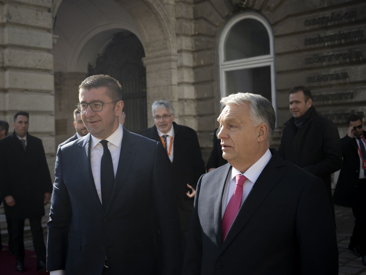 Budapest, 2025. március 4.
A Miniszterelnöki Sajtóiroda által közreadott képen Orbán Viktor miniszterelnök (j) fogadja Hrisztijan Mickoszki észak-macedón miniszterelnököt a Karmelita kolostorban 2025. március 4-én.
MTI/Miniszterelnöki Sajtóiroda/Benko Vivien