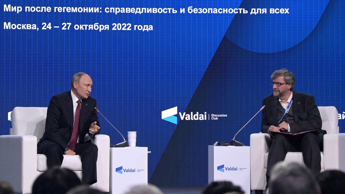 fyodor lukyanov vladimir putin, MANDATORY CREDIT - "KREMLIN PRESS OFFICE / HANDOUT" - NO MARKETING NO ADVERTISING CAMPAIGNS - DISTRIBUTED AS A SERVICE TO CLIENTS----) Russian President Vladimir Putin (L) speaks during the annual meeting with participants of the Valdai International Discussion Club in Moscow, Russia on October 27, 2022. The Valdai Club's event is Vladimir Putin's first appearance a day after overseeing scheduled nuclear exercises which tested a retaliatory strike. Fyodor Lukyanov did chair the session. Kremlin Press Officie / Anadolu Agency (Photo by Kremlin Press Officie / ANADOLU AGENCY / Anadolu via AFP)