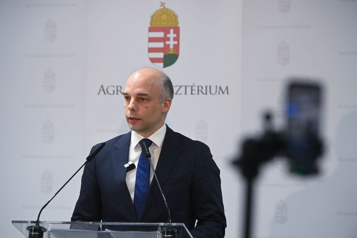 Budapest, 2025. március 7.
Pásztor Szabolcs országos főállatorvos sajtótájékoztatót tart a Magyarországon is megjelent ragadós száj- és körömfájás betegségről az Agrárminisztériumban 2025. március 7-én. A vírust a Nemzeti Élelmiszerlánc-biztonsági Hivatal (Nébih) laboratóriuma azonosította Győr-Moson-Sopron vármegyében egy kisbajcsi szarvasmarhatartó telepen.
MTI/Bruzák Noémi