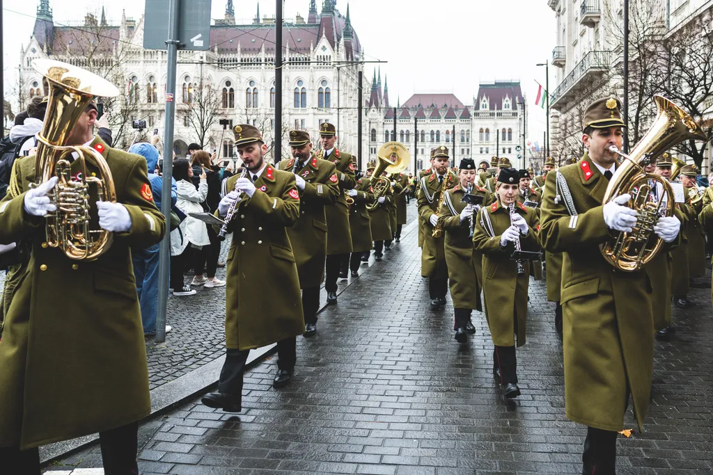 Zászlófelvonást követő huszármenet, Kossuth tér, Nemzeti Múzeum, díszünnepség, 2025.03.15.