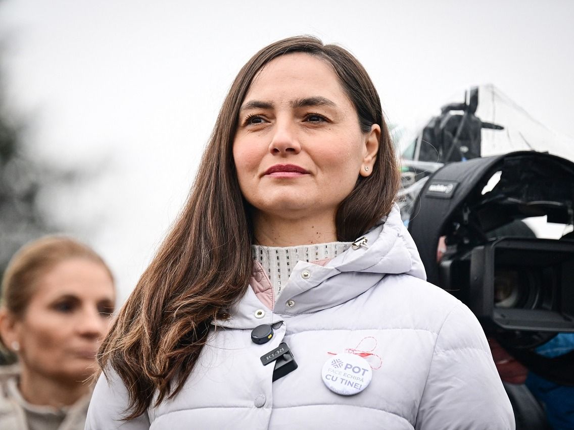 Anamaria Gavrila, a Fiatal Emberek Pártja (POT) elnöke részt vesz Calin Georgescu volt elnökjelölt támogató gyűlésén Bukarestben 2025. március 1-jén. (Fotó: Daniel Mihailescu/AFP)