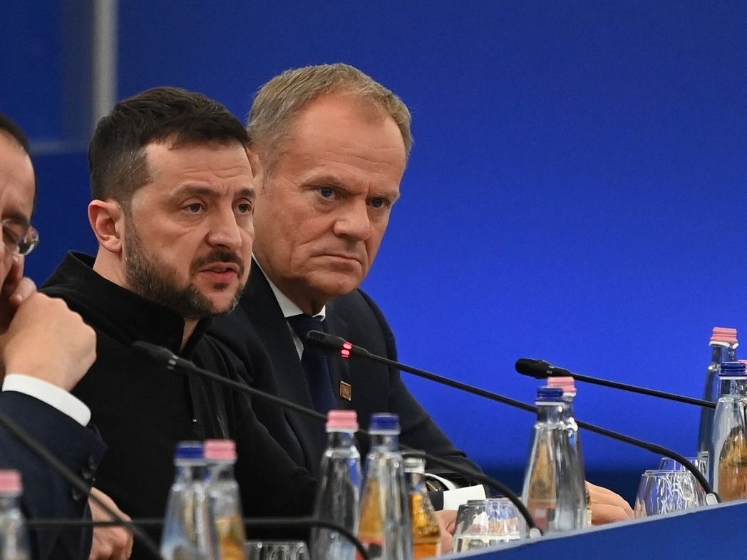 Volodimir Zelenszkij ukrán elnök (k), Donald Tusk lengyel miniszterelnök (j) és Nikosz Hrisztodulidesz ciprusi elnök az Európai Politikai Közösség (EPC) budapesti tanácskozásán a Puskás Arénában, 2024. november 7-én. (Fotó: MTI/MTVA)