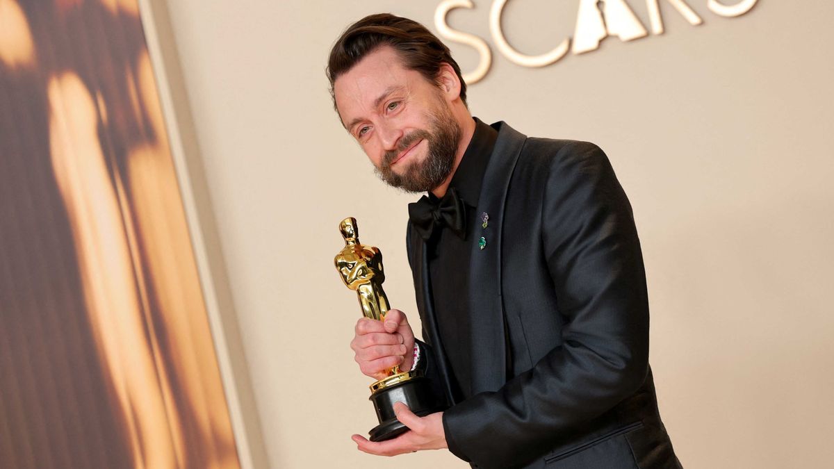 97. Oscar-gála, 97.Oscar-gála,  Oscar-gála,  Oscar-gála2025,  Oscar-díj, film, díjátadó,, Kieran Culkin, winner of the Best Actor in a Supporting Role award for "A Real Pain,” poses in the press room during the 97th Annual Oscars at Ovation Hollywood on March 02, 2025 in Hollywood, California.   Maya Dehlin Spach/Getty Images/AFP (Photo by Maya Dehlin Spach / GETTY IMAGES NORTH AMERICA / Getty Images via AFP)