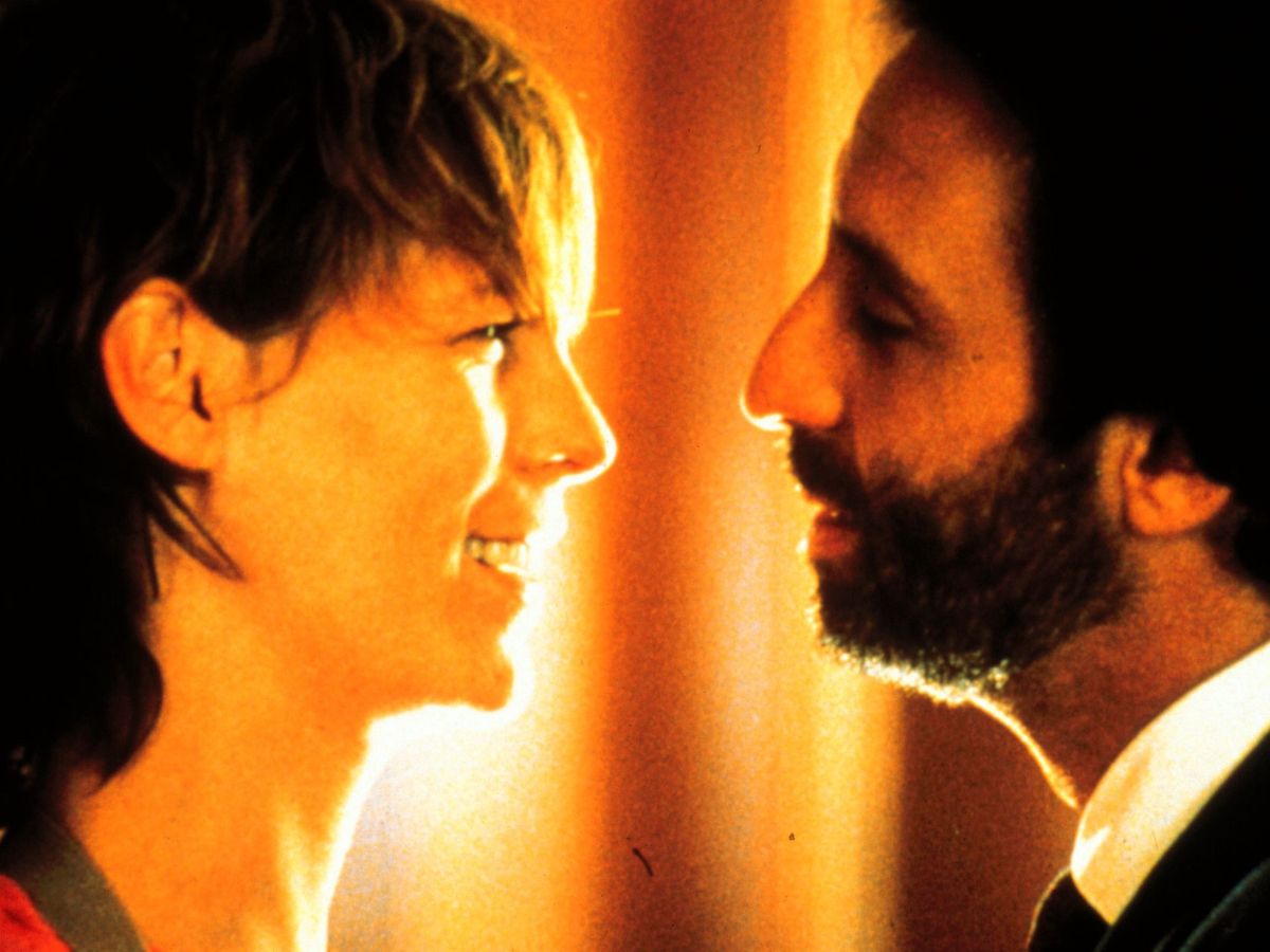 Kék acél,Die unerfahrene New Yorker Polizistin Megan Turner erschie§t in Notwehr einen RŠuber, aber man beschuldigt sie, einen Wehrlosen getštet zu haben.
Foto: Megan Turner (JAMIE LEE CURTIS) und Eugene Hunt (RON SILVER)