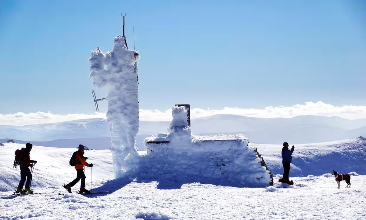 Meteorológiai állomás Cairn Gorm csúcsán, Strathspey államban, Skóciában, 2025. március 18. A mesterséges intelligencia az időjárási állomások, műholdak, időjárási léggömbök, hajók és repülőgépek nyers adatai alapján tanítható meg előrejelzések és előrejelzések készítésére