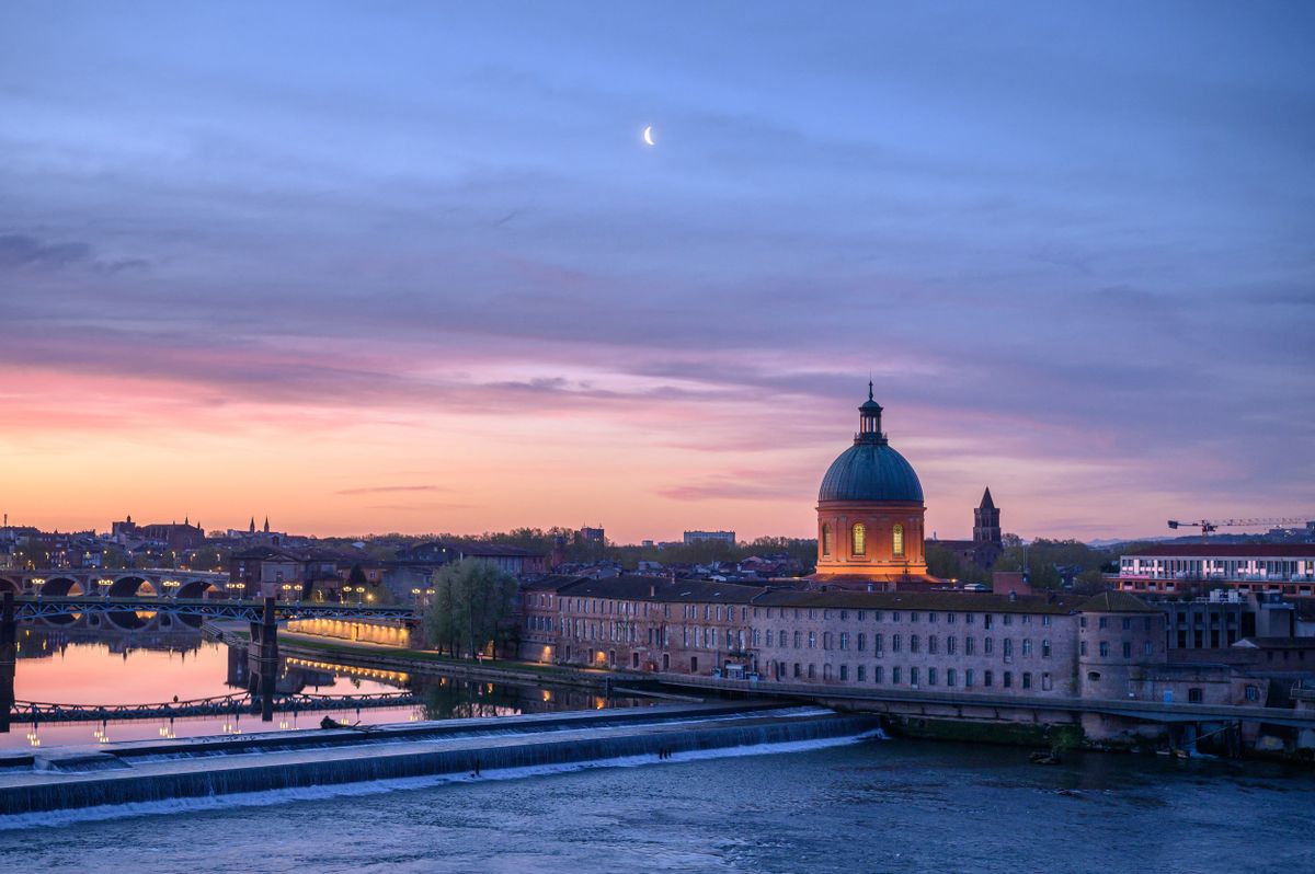 A Garonne folyó és a Dome de la Grave látképe napfelkelte előtt a franciaországi Toulouse központjában.
