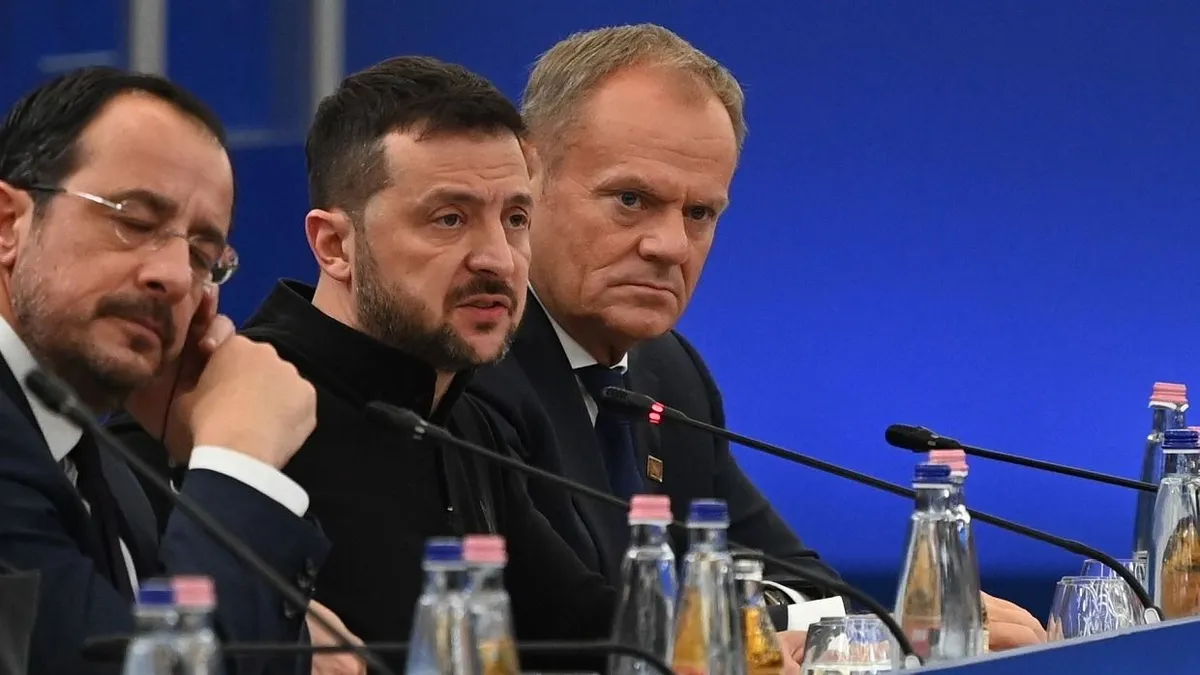 Volodimir Zelenszkij ukrán elnök (k), Donald Tusk lengyel miniszterelnök (j) és Nikosz Hrisztodulidesz ciprusi elnök az Európai Politikai Közösség (EPC) budapesti tanácskozásán a Puskás Arénában, 2024. november 7-én. (Fotó: MTI/MTVA)