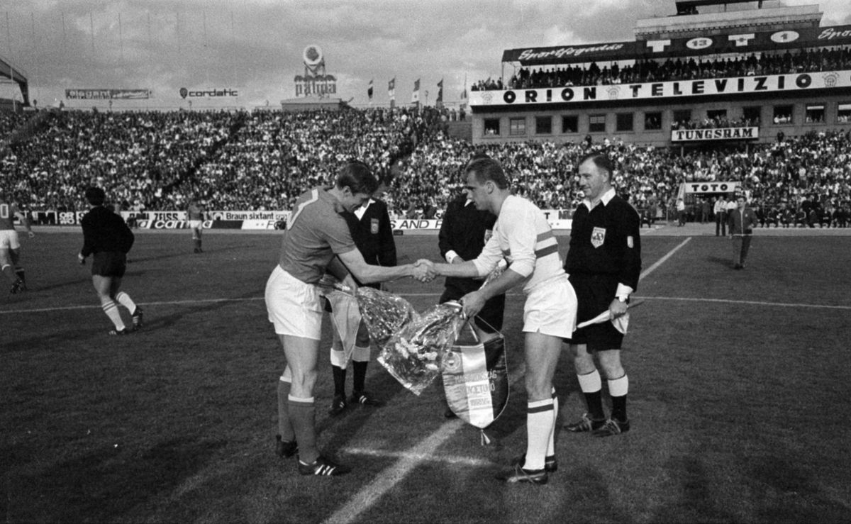 Magyarország,
Budapest XIV.,
Népstadion
Magyarország - Szovjetunió EB mérkőzés 1968. május 4. Seszternyov és Mészöly Kálmán csapatkapitányok zászlót cserélnek.
 Bojár Sándor / Fortepan