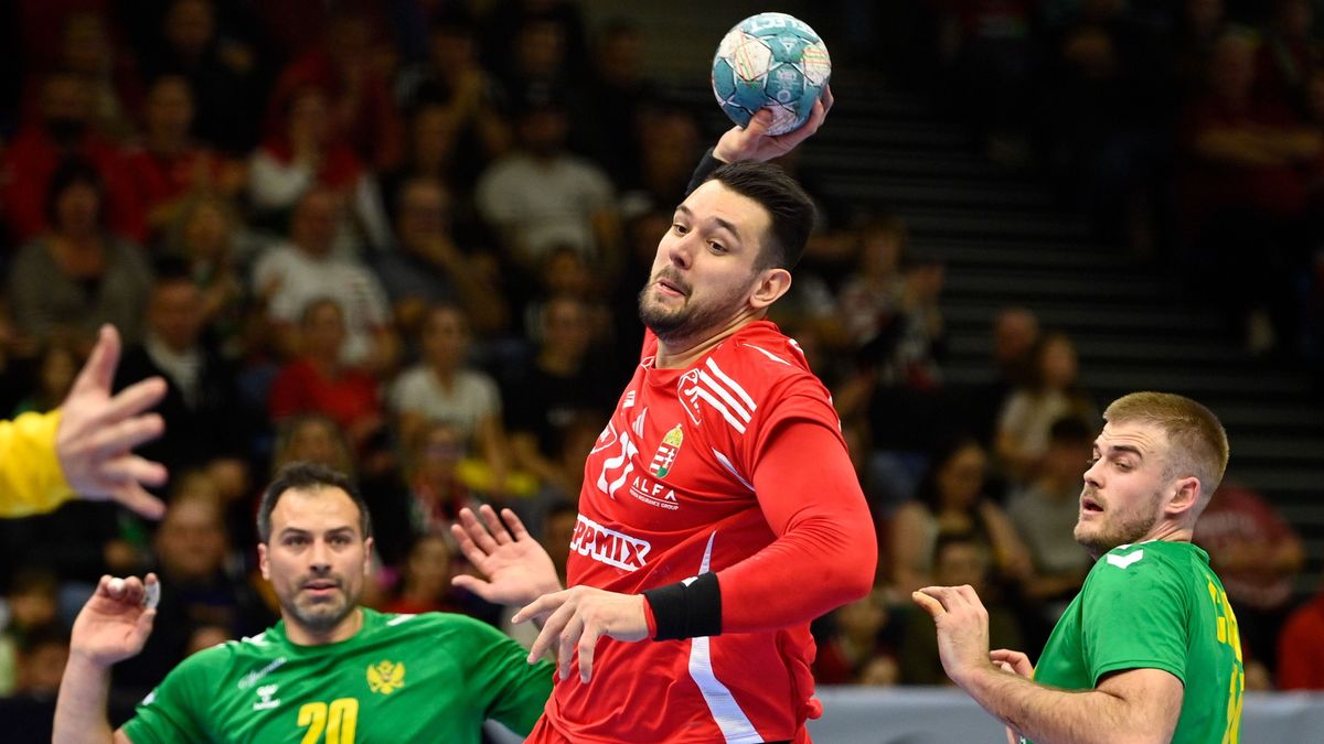Tatabánya, 2025. március 16.
Bánhidi Bence (k), valamint Stevan Vujovic (b) és Miodrag Corsovic a montenegrói Filip Vujovic a férfi kézilabda Európa-bajnoki selejtezősorozat 4. fordulójában, a Magyarország - Montenegró mérkőzésen a Tatabányai Multifunkciós Csarnokban 2025. március 16-án.
MTI/Bodnár Boglárka