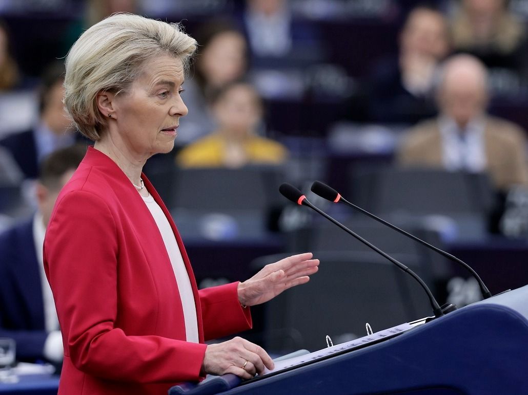 Ursula von der Leyen, az Európai Bizottság elnöke felszólal az Európai Parlament plenáris ülésén Strasbourgban, 2025. március 11-én. (Fotó: MTI/EPA/Ronald Wittek)