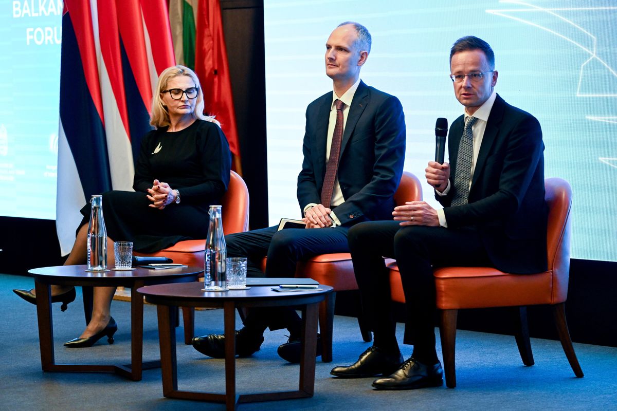 Budapest, 2025. március 13.
Szijjártó Péter külgazdasági és külügyminiszter (j), Ugrósdy Márton moderátor, a Miniszterelnök Politikai Igazgatója Irodájának vezetője (k) és Tanja Miscevic, Szerbia európai integrációért felelős minisztere (b) a Budapest Balkans Forumon tartott pódiumbeszélgetésen Budapesten 2025. március 13-án.
MTI/Illyés Tibor