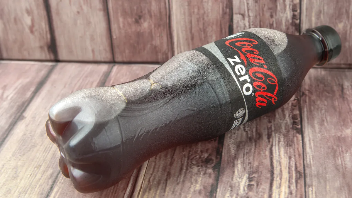 Hatalmasat hibázott a Coca-Cola: félrevezetők egyes palackokon a kupakok