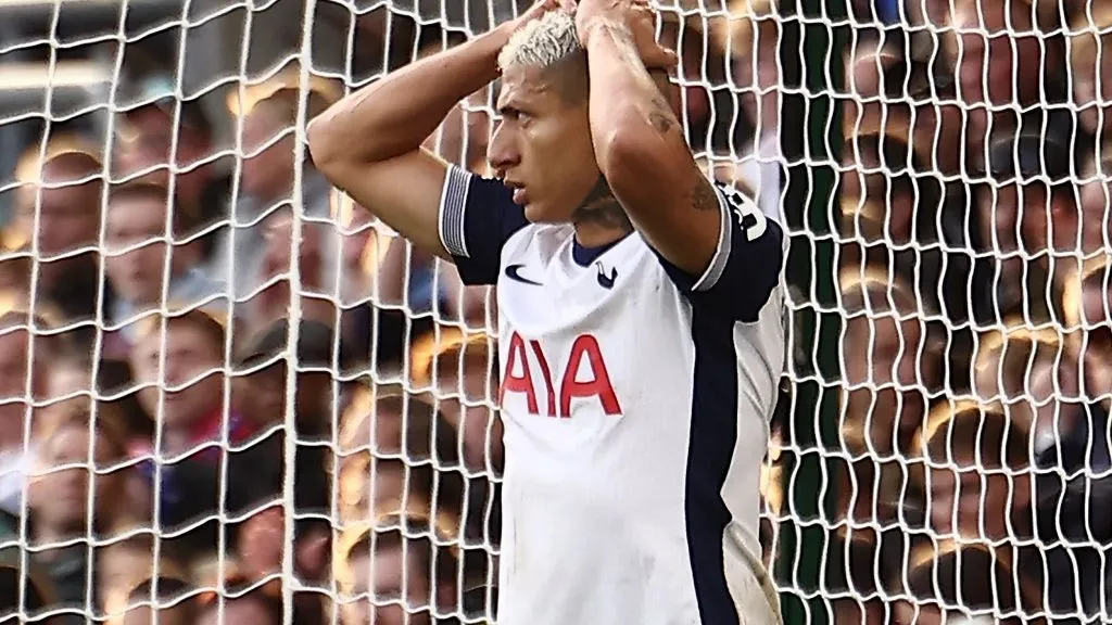 Tottenham Hotspur's Brazilian striker #09 Richarlison reacts to a missed chance during the English Premier League football match between Crystal Palace and Tottenham Hotspur at Selhurst Park in south London on October 27, 2024. (Photo by HENRY NICHOLLS / AFP) / RESTRICTED TO EDITORIAL USE. No use with unauthorized audio, video, data, fixture lists, club/league logos or 'live' services. Online in-match use limited to 120 images. An additional 40 images may be used in extra time. No video emulation. Social media in-match use limited to 120 images. An additional 40 images may be used in extra time. No use in betting publications, games or single club/league/player publications. /, vezetés közben 